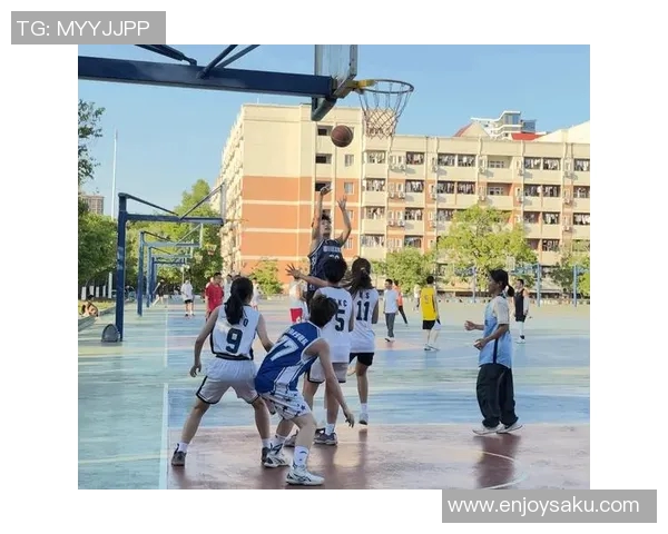 热爱篮球与足球的明星们如何在赛场上展现激情与才华