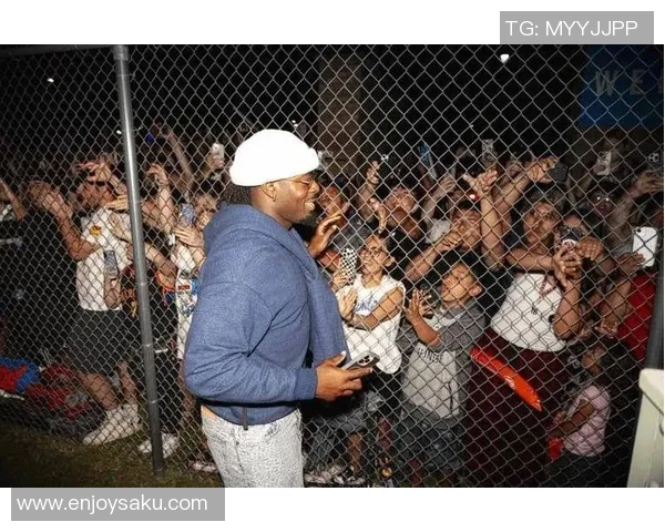 足球明星与球迷亲密合影展现热情互动与无尽回忆的精彩瞬间